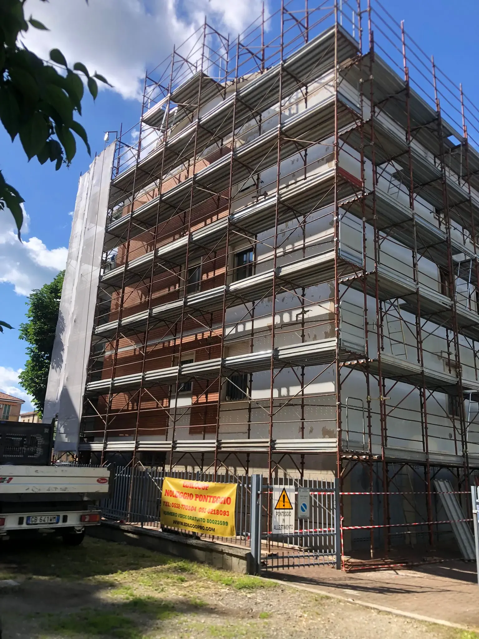 Cantiere Edil360 Srl — ponteggi e lavori in corso