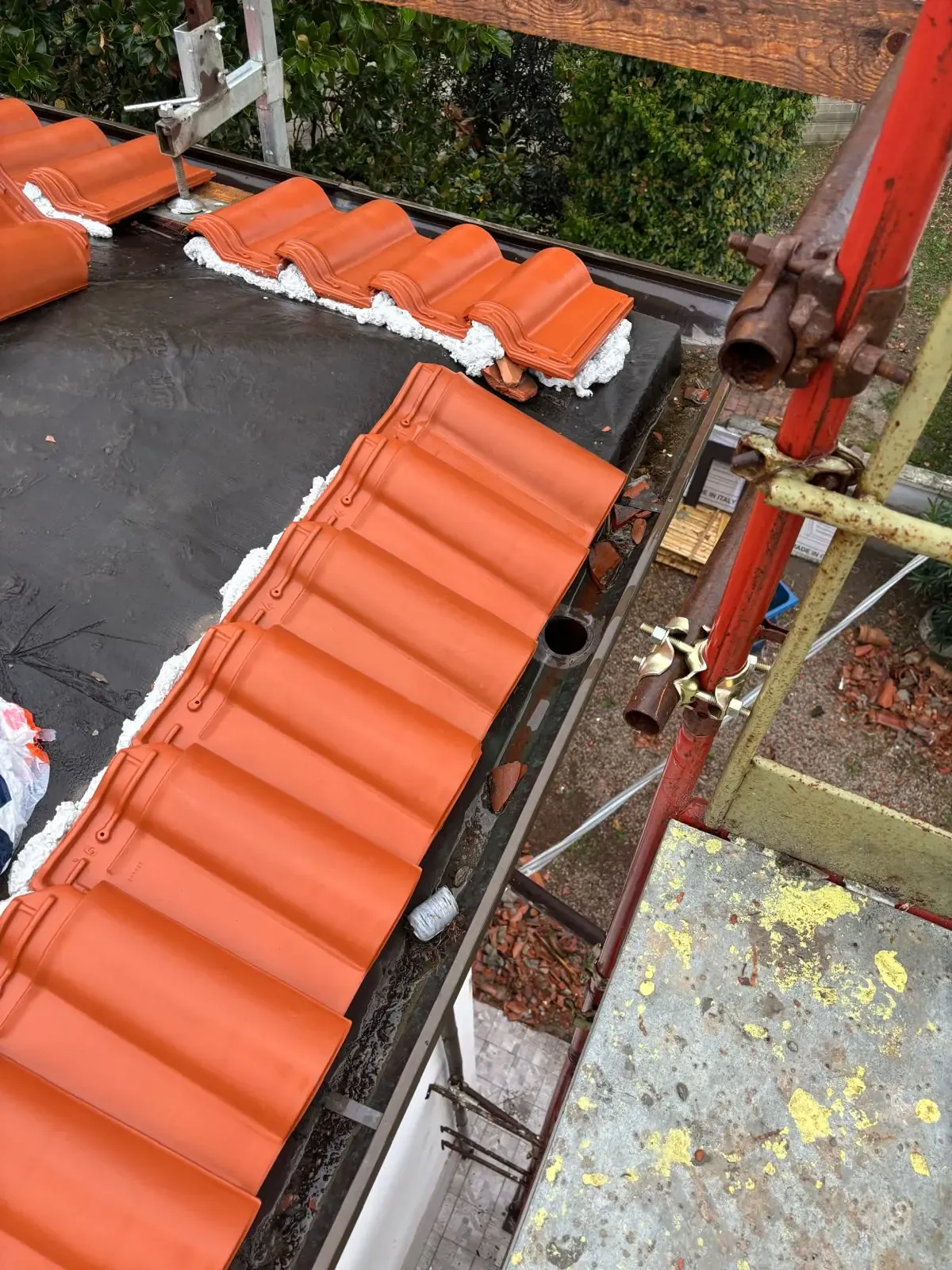 Posa tegole su copertura — lavori Edil360 Srl Ferrara